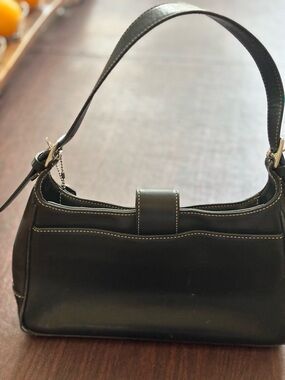 Classic Black Shoulder Bag with Contrast Stitching COACH